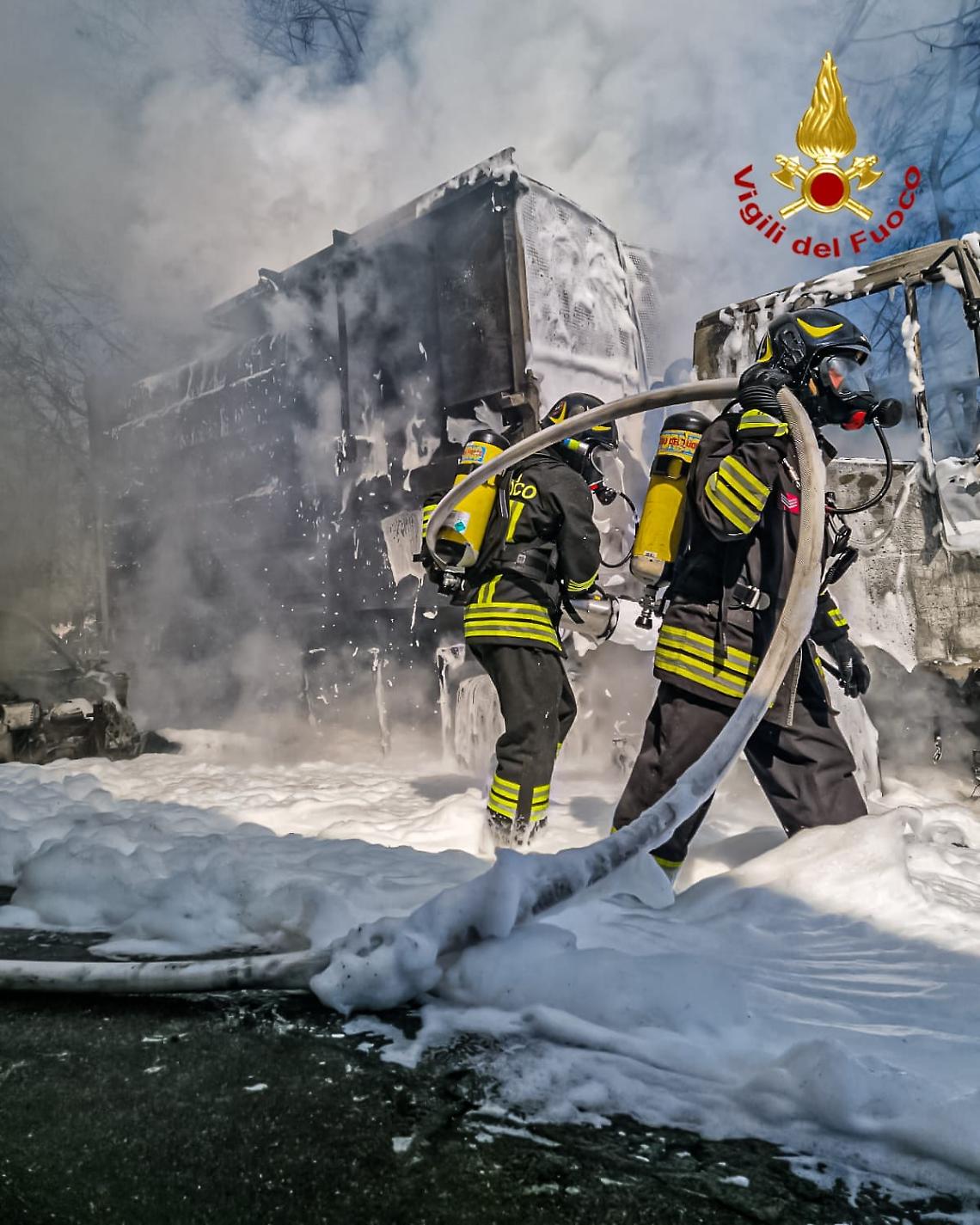 Camion compattatore in fiamme