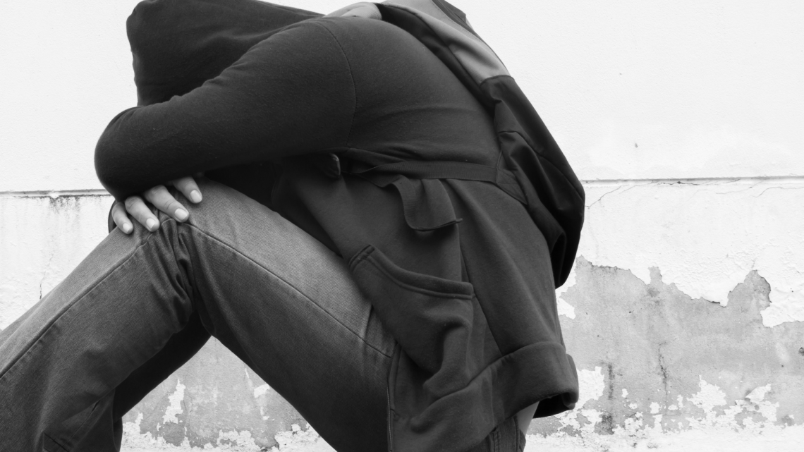 Dormiva sotto la tettoia della stazione: fermato e identificato, aveva numerosi precedenti