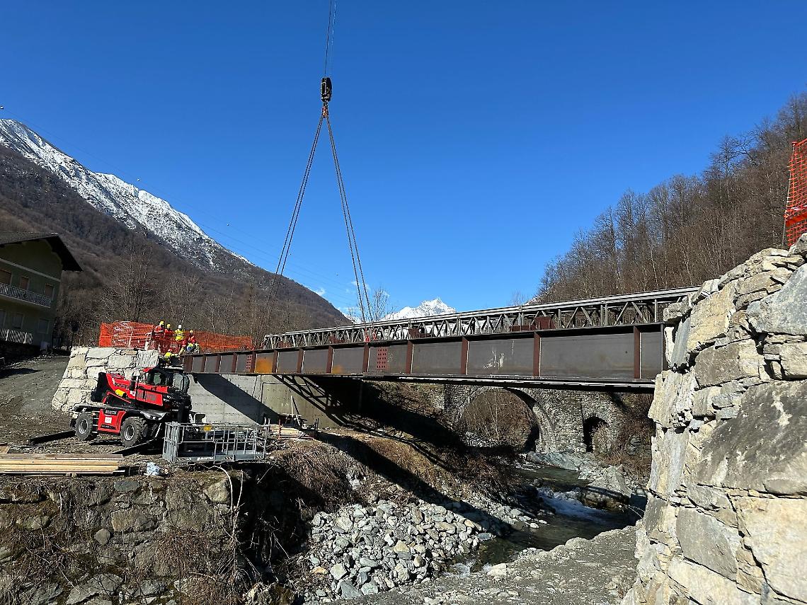 Forno di Lemie, posate le prime tre travi del nuovo ponte sulla Provinciale 32