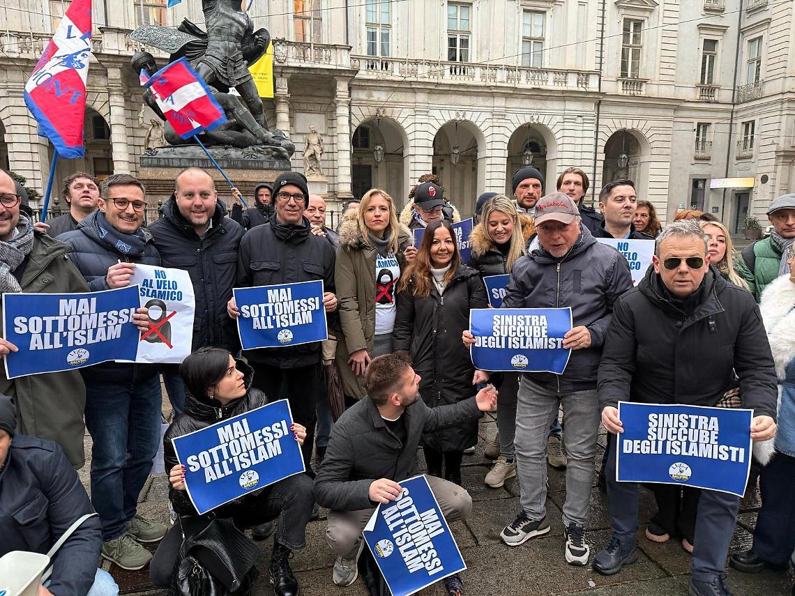 Flash mob della Lega a Torino: “Lo sportello islamofobia? Un regalo all’estremismo”