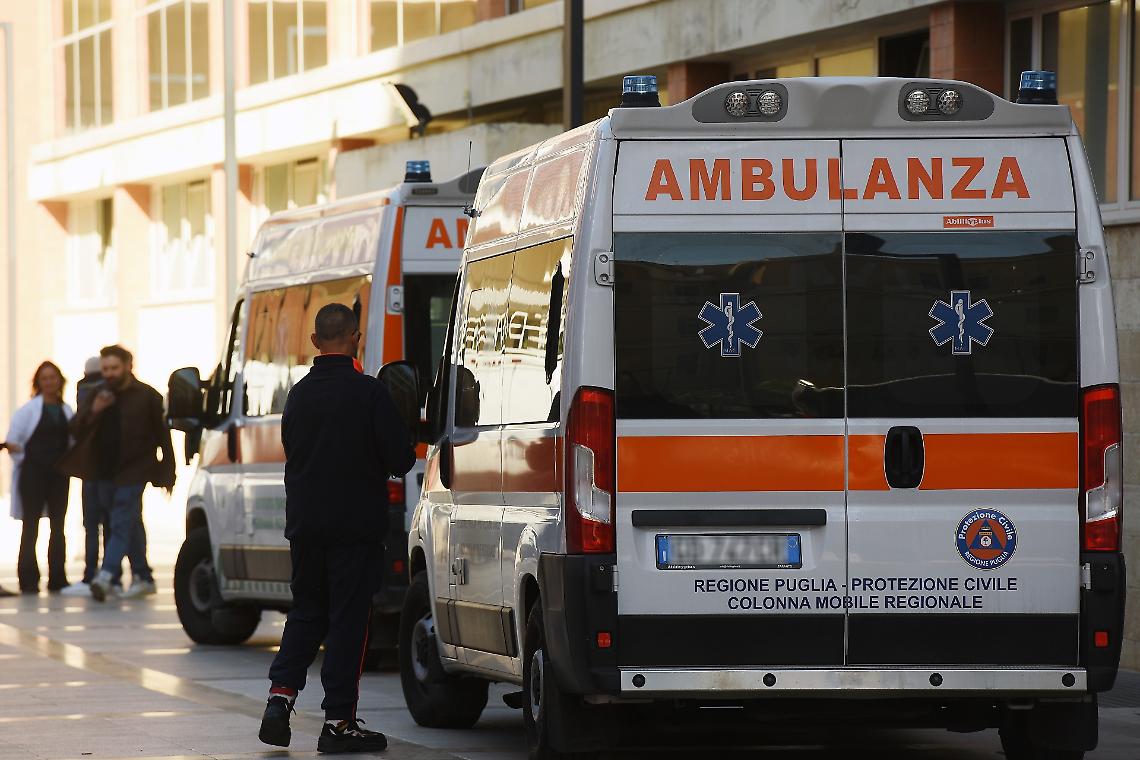 Uomo accoltellato in un bar del centro: è grave