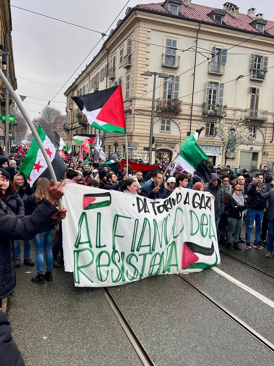 Attivisti torinesi in marcia per Gaza
