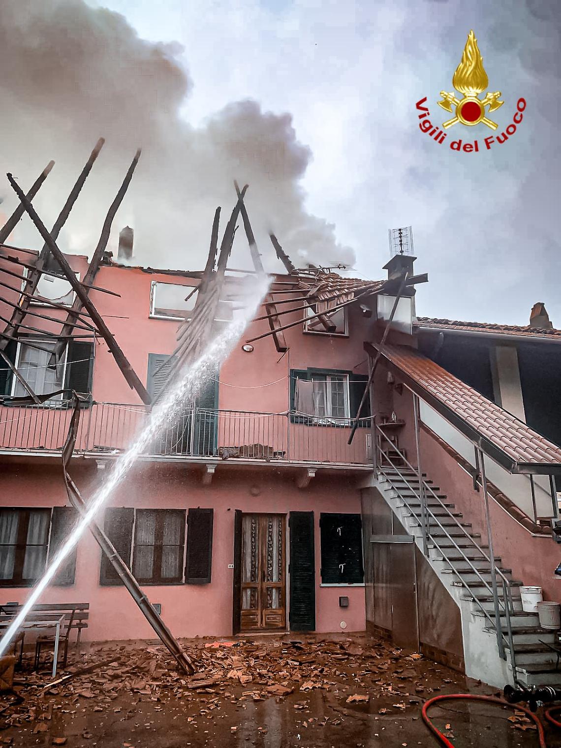 incendio a caluso: villette evacuate e tetti danneggiati 
