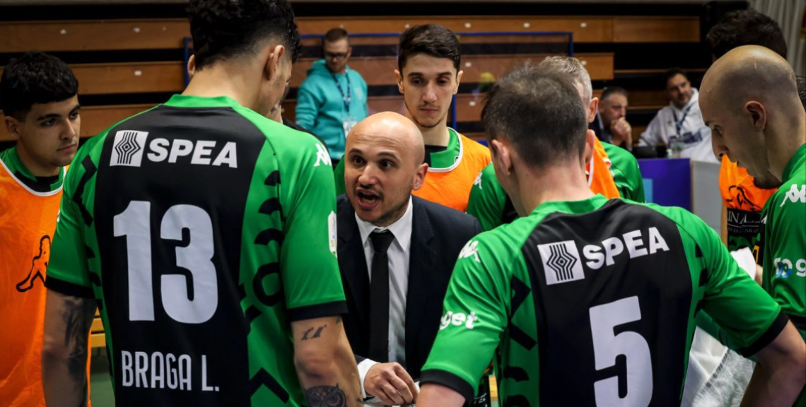 Alfredo Paniccia carica i suoi durante un time-out