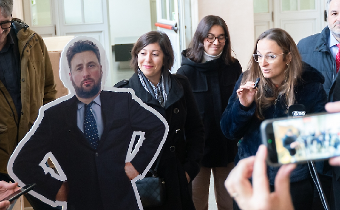 Una sagoma per amico. A Palazzo Lascaris va in scena la "sanità cartonato"