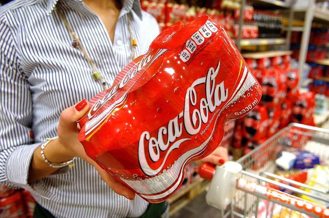 Bibite vietate dopo le 21: il Comune blocca anche la Coca Cola per strada!