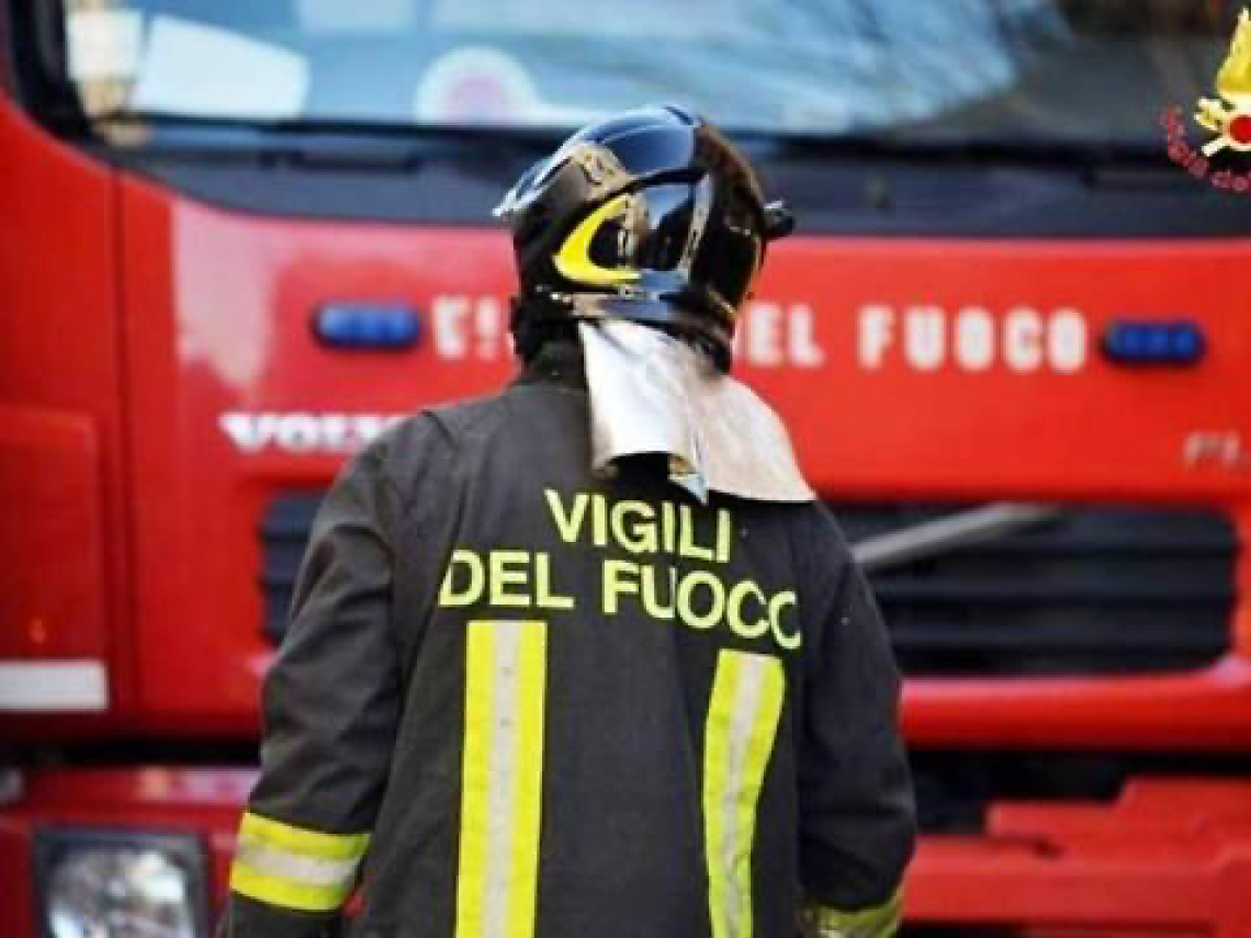 Auto in fiamme sulla tangenziale nord