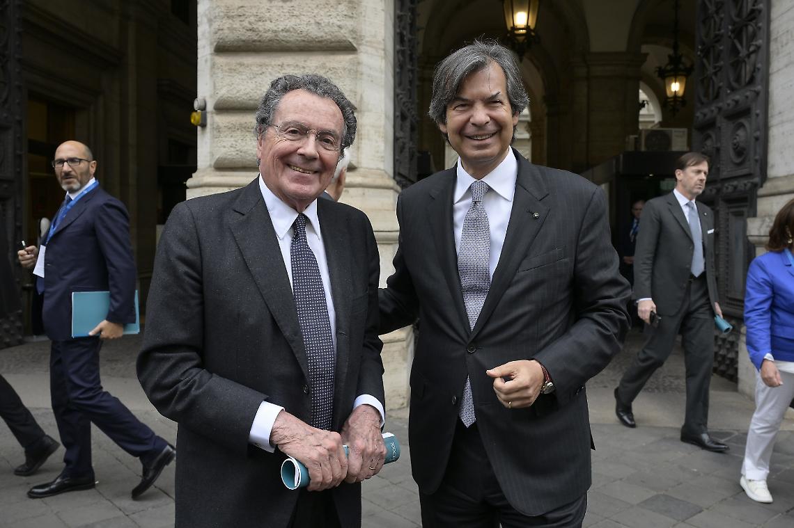 Intesa conferma i capi e chiude le filiali: comanda Messina, i clienti si arrangino