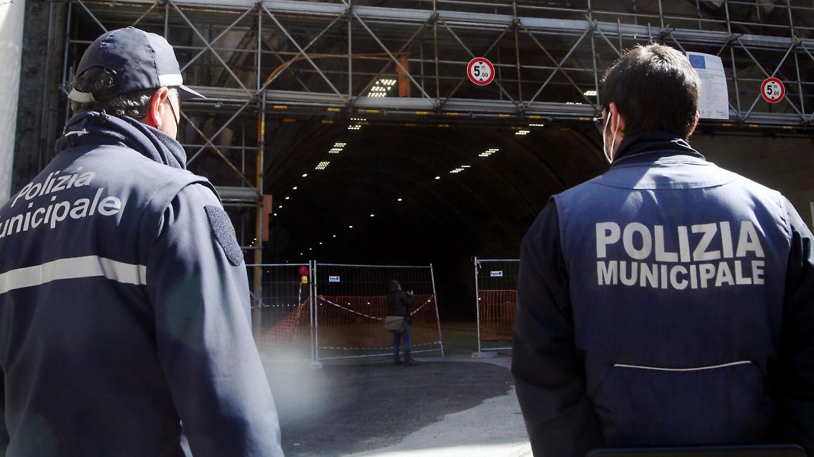 Ragazzini sul tetto di una fabbrica abbandonata: paura a Chivasso