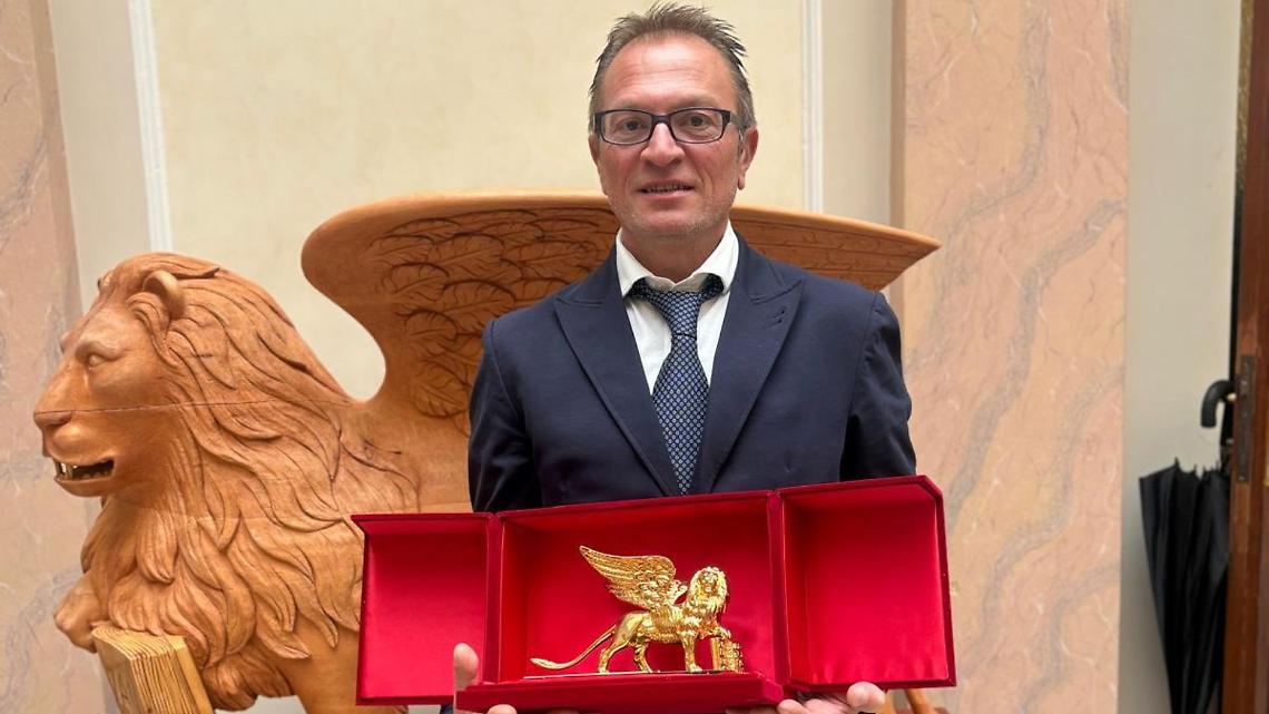 Dalle Molinette di Torino al palco di Venezia: il Leone d’Oro al medico