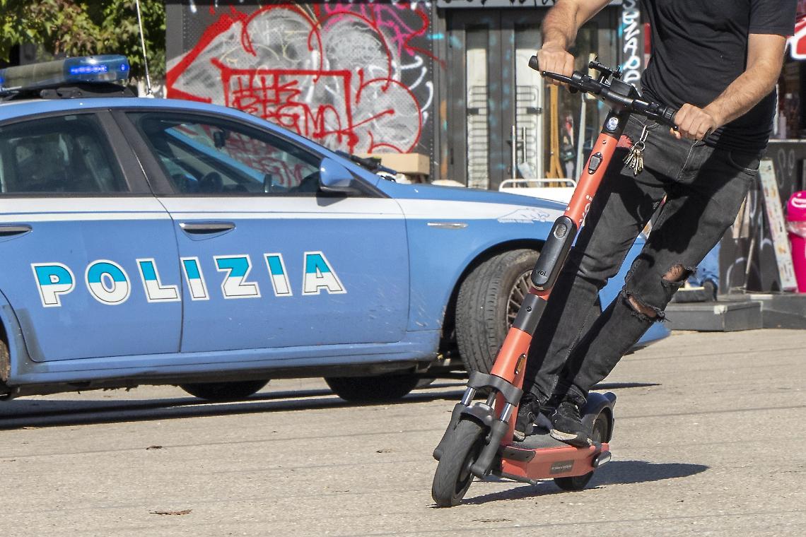 Tre su un monopattino e passano col rosso: scatta il sequestro