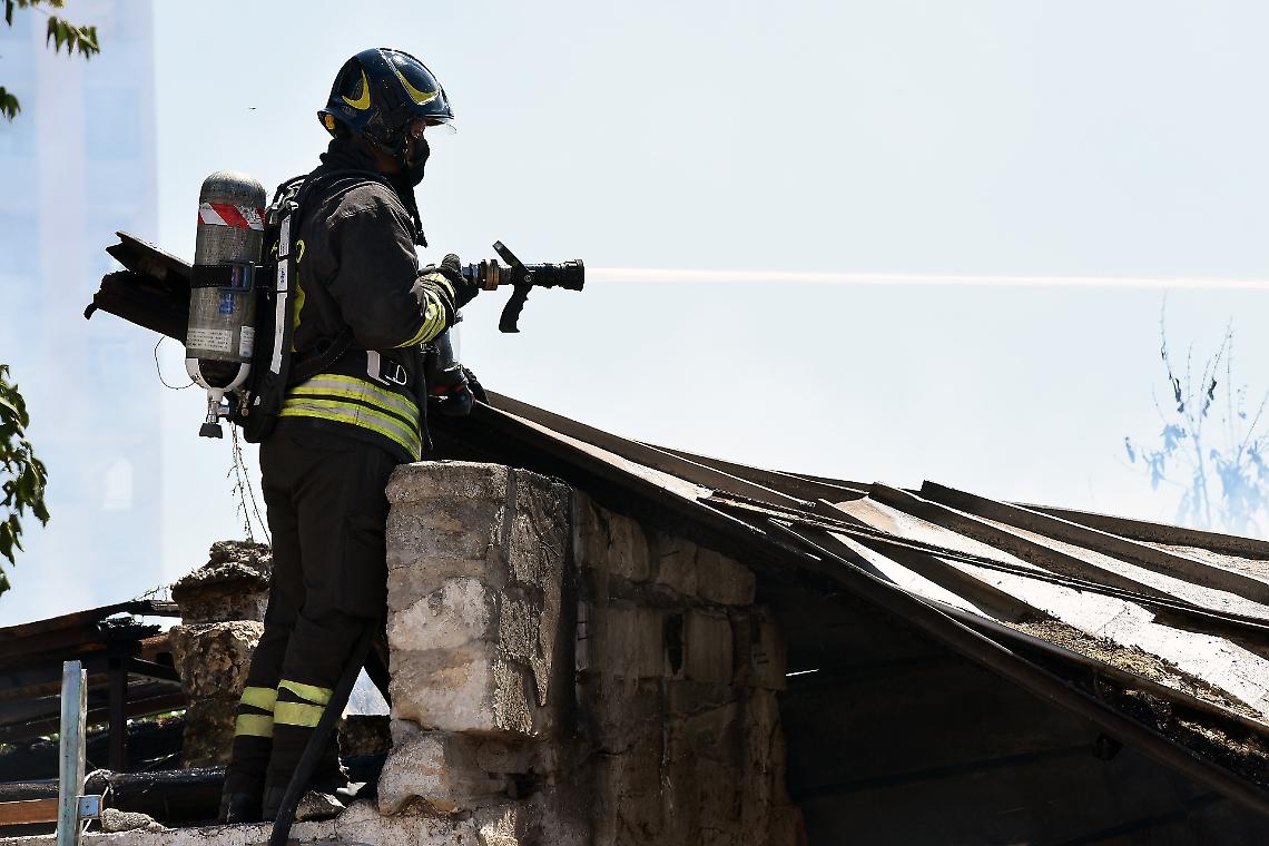 Fiamme in un’azienda meccanica: intervento dei Vigili fino all’alba