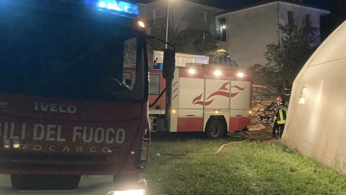 Fiamme nella notte a Castellamonte: negozio va a fuoco, paura in via Nigra