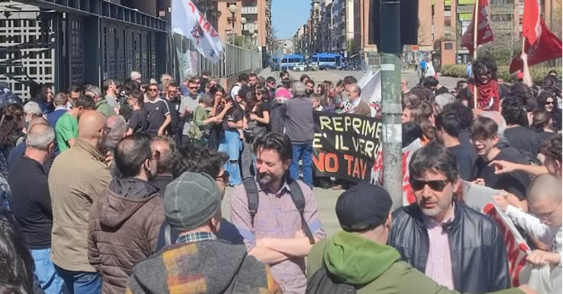 Askatasuna, processo flop: crolla l’associazione a delinquere. Festeggiano con Vasco
