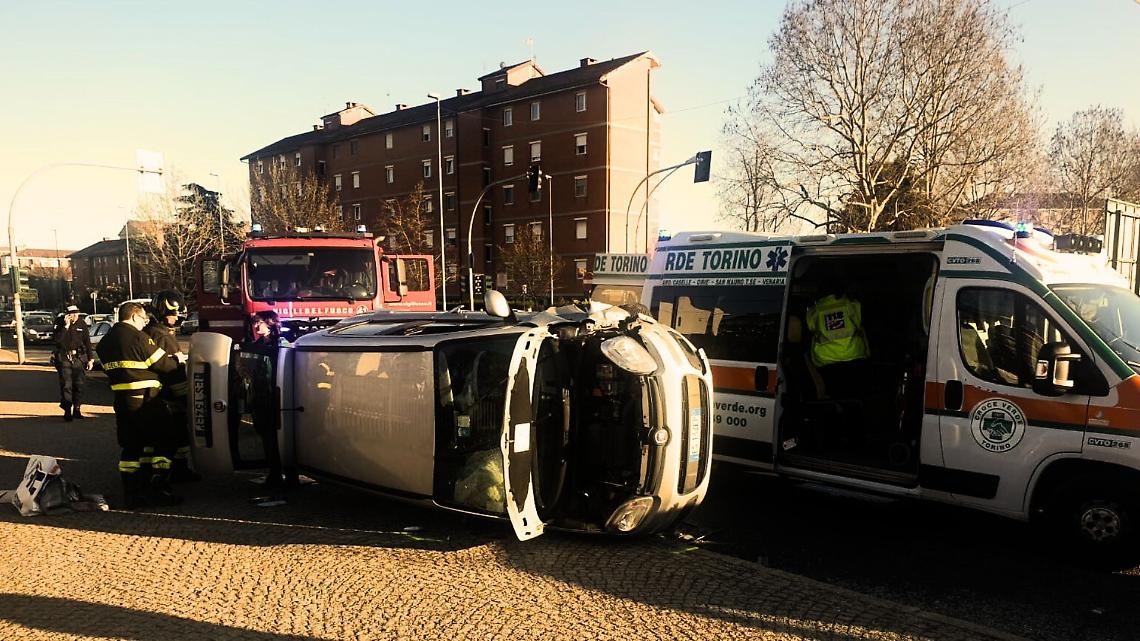 Ciri&egrave;, auto si ribalta 