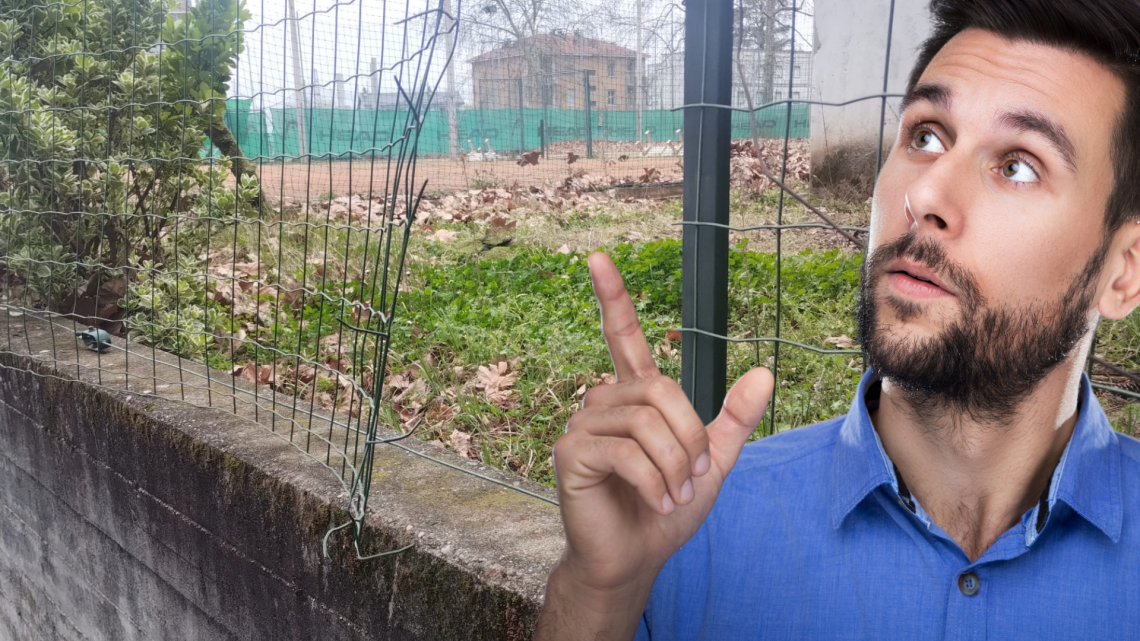 Campo da tennis occupato e distrutto. Luogo di spaccio?
