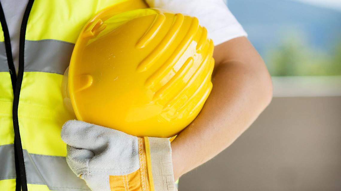 Operaio investito sull'A26