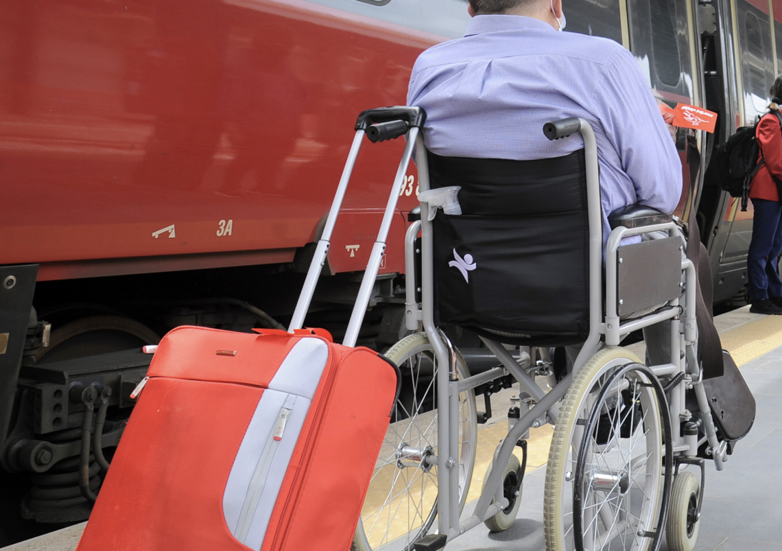 Botte in stazione a un disabile e al suo accompagnatore per rubargli telefono e soldi