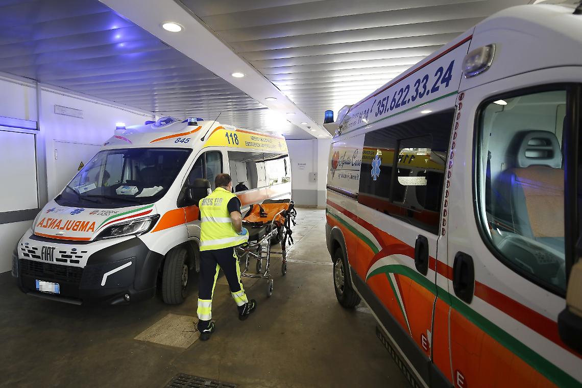 Incidente vicino al casello: auto falcia gruppo di ragazzi, si indaga sul conducente