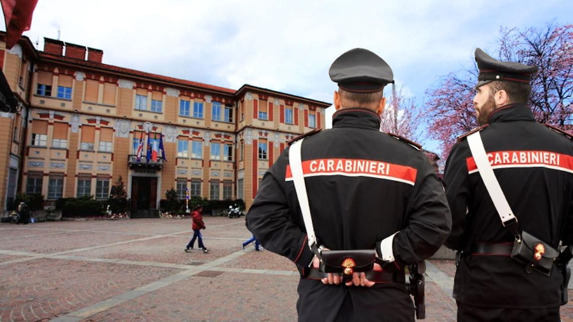 Lite furiosa in centro e 15enne fermato con un coltello in mano: Settimo Torinese sotto shock