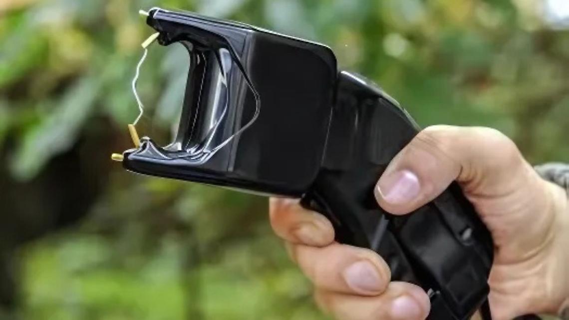 Camionista ubriaco scatena il caos: intervengono i carabinieri con il taser