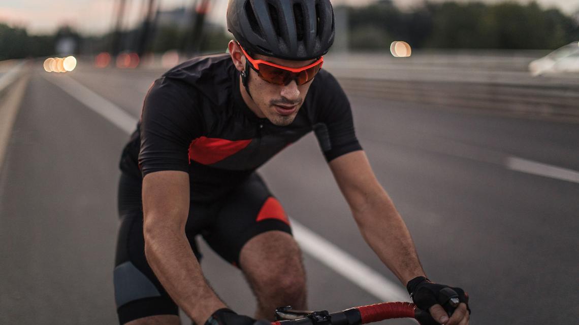Travolto mentre andava in bici