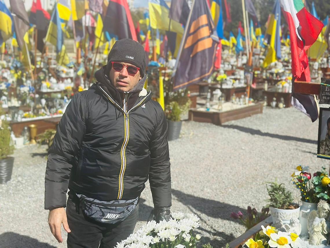 Nel cuore della guerra, per non dimenticare: il viaggio di Sergio Bartoli tra le tombe dei giovani caduti