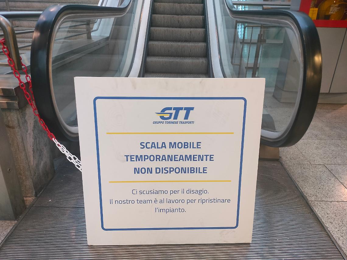 Disagi a Porta Susa: scale mobili ferme e un cartello di scuse