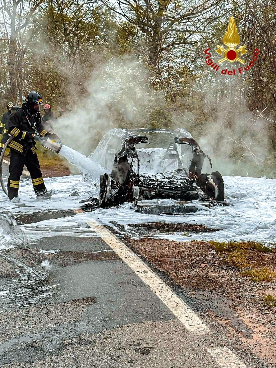 Auto elettrica prende fuoco: l'intervento dei vigili evita il peggio