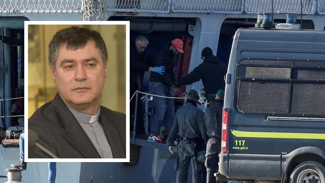 L'immagine del migrante con le fascette ai polsi che fungono da manette