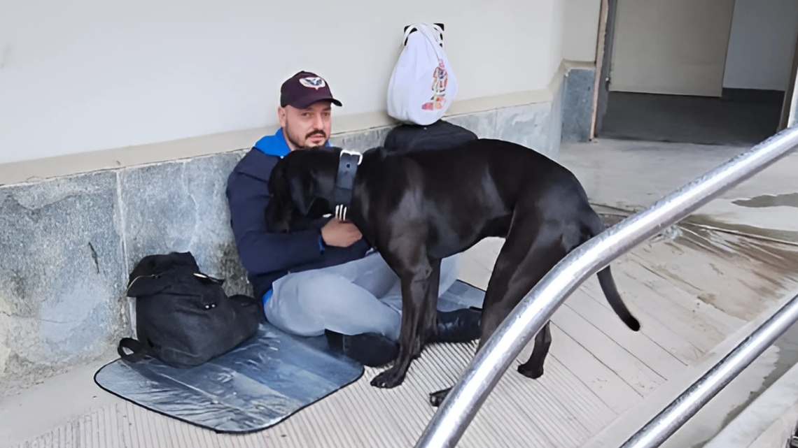 Cacciati come rifiuti, abbracciati solo dal freddo: Renato e Nerone ora vivono in strada