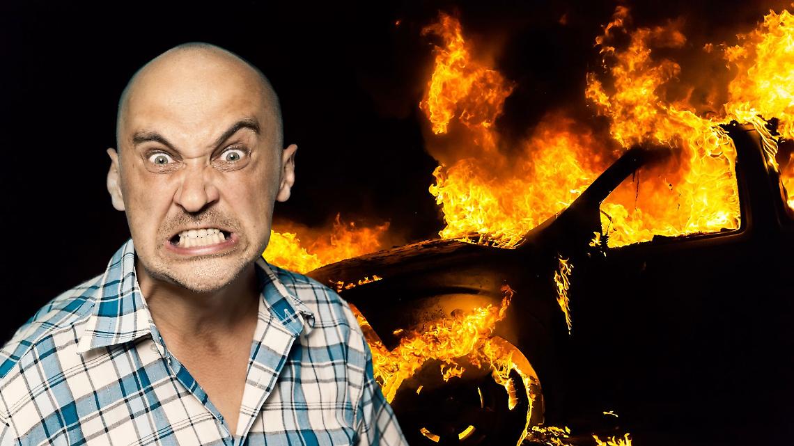 Brucia l’auto dell’ex