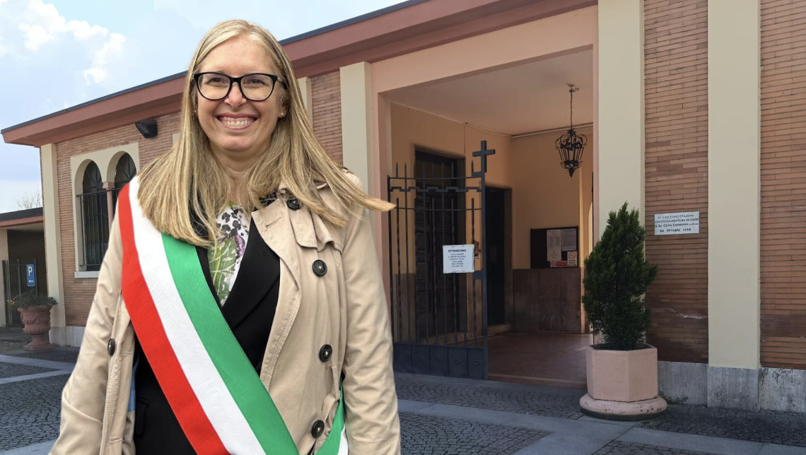 La sindaca Monica Durante (di sfondo il cimitero cittadino)