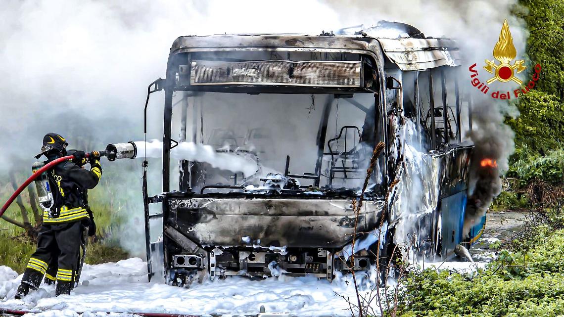 Volpiano, bus in fiamme alle 8 del mattino
