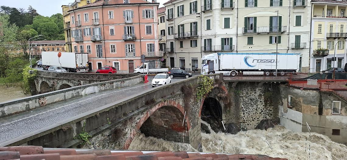 Ivrea assediata dai camion. Solo in serata la revoca dell’uscita ad Albiano: città nel caos per ore
