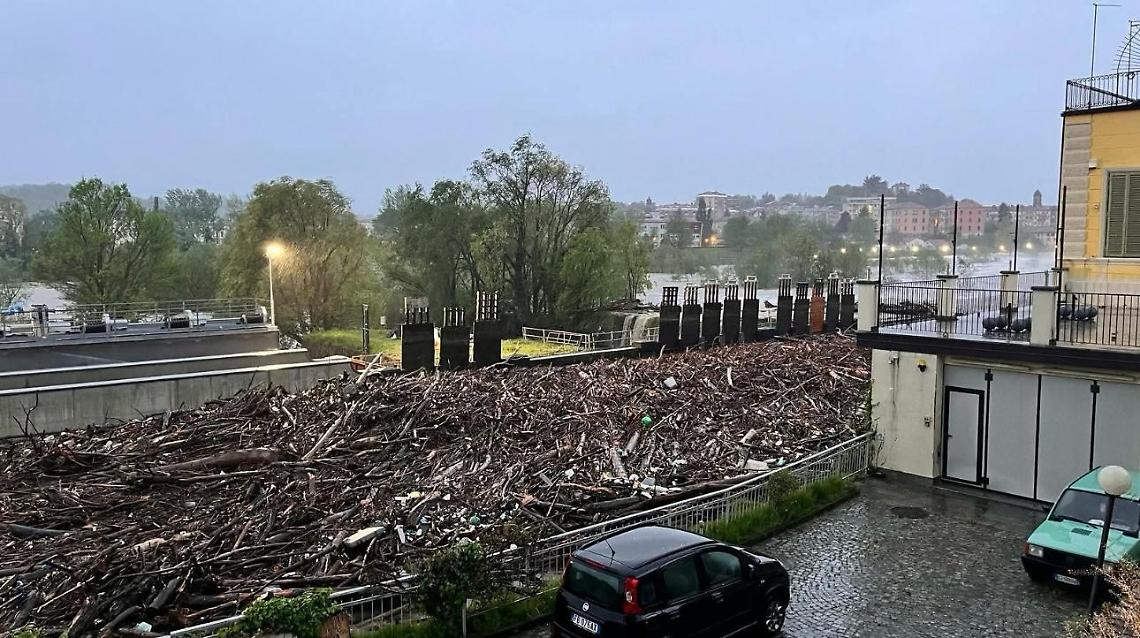Maltempo, disastro annunciato: la legna tagliata sulla Dora finisce nei Navigli. Argine a rischio