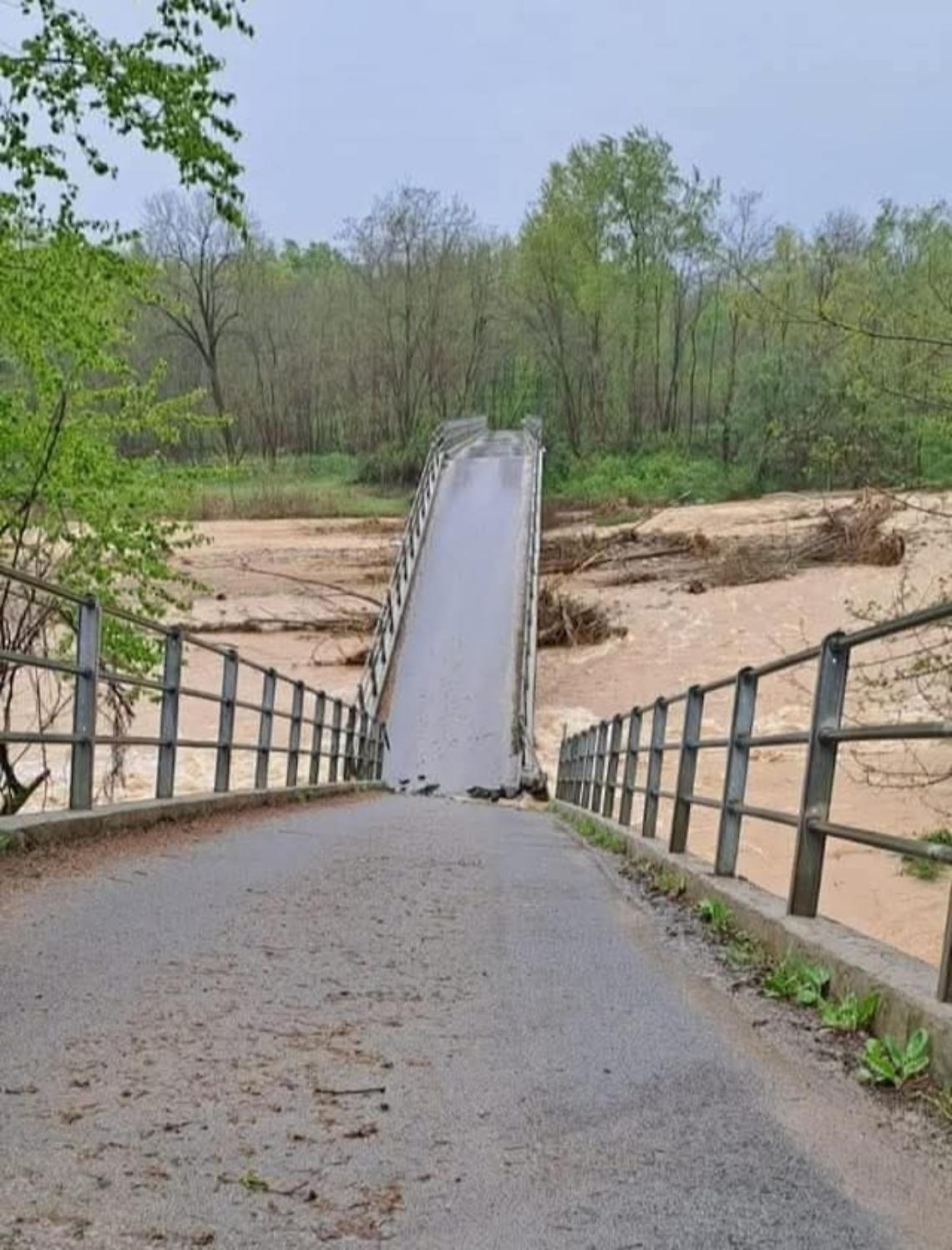 Elvo in piena, crolla il ponte