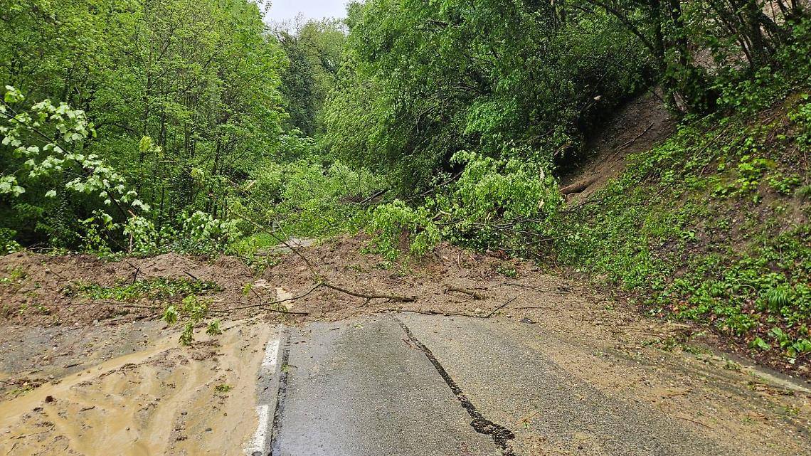 Una frana di fango e alberi chiude via Po a Castagneto