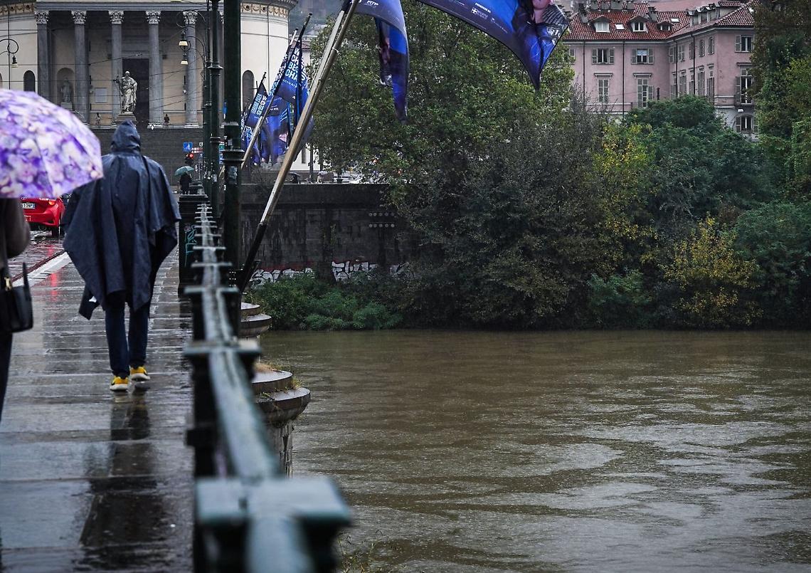 Il fiume sale, la pioggia cede