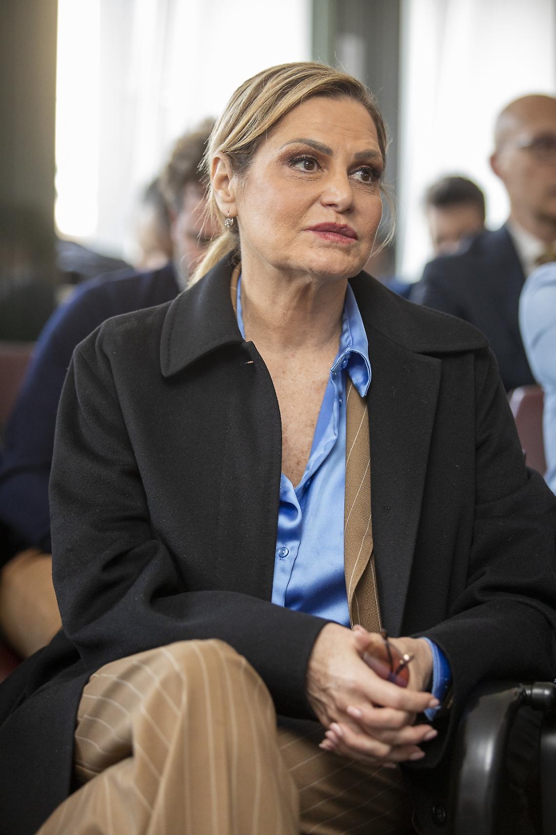 Simona Ventura torna all’Isola dei famosi. Ma stavolta comanda da seduta