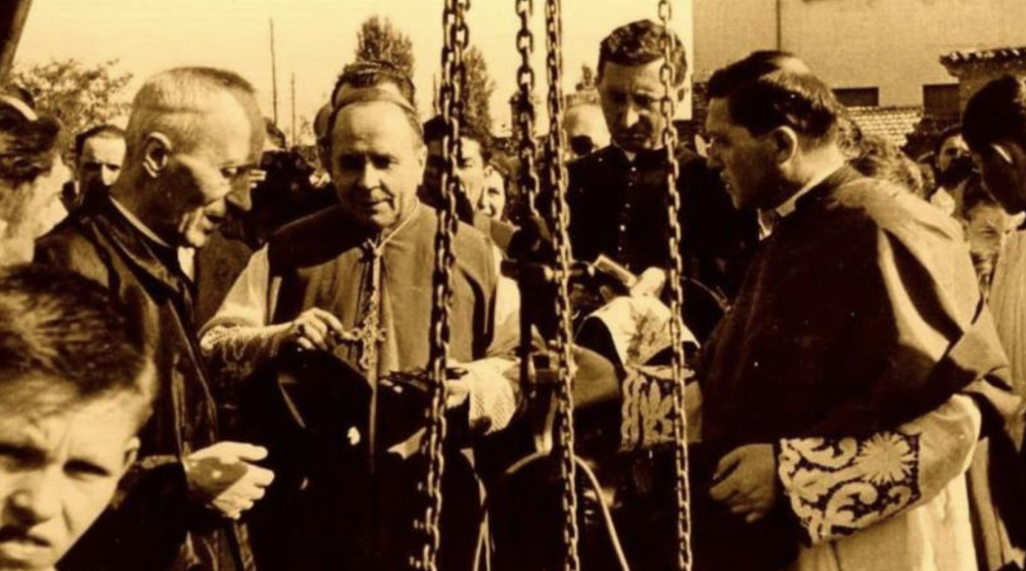 Una foto del 1951, in occasione della posa della prima pietra per la costruzione dell’oratorio