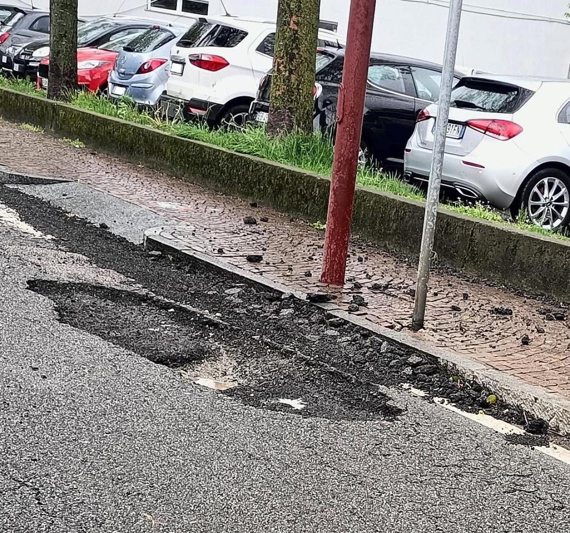 Piove, le strade crollano, ma il Comune disegna arcobaleni