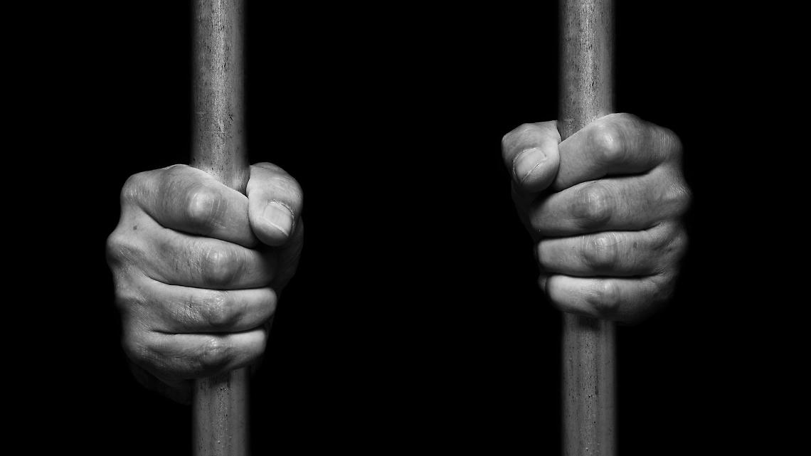 Frutta per l’alcol in cella, scoppia la rissa: agente finisce in ospedale
