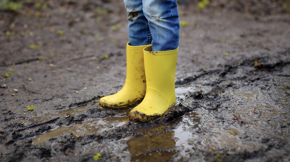Attraversa a piedi la frana ogni giorno per portare il figlio a scuola: l'odissea di un papà