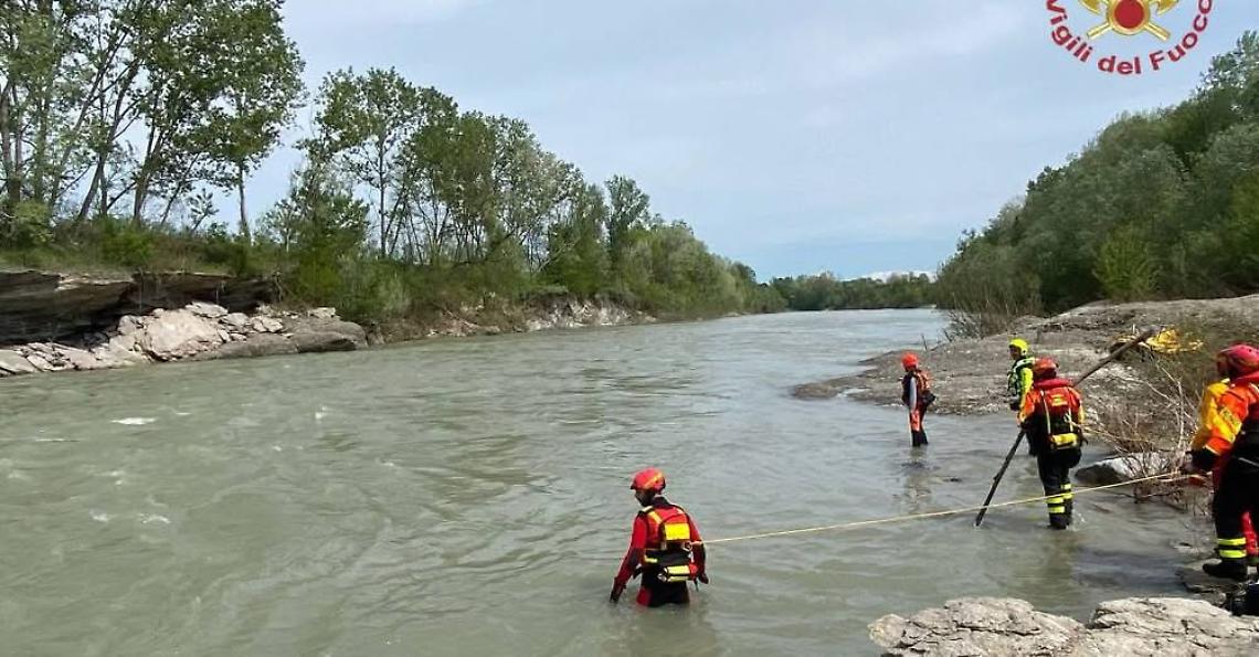 Inghiottiti dall’acqua: il Tanaro si prende Abdou, un altro ragazzo sparisce a Novara