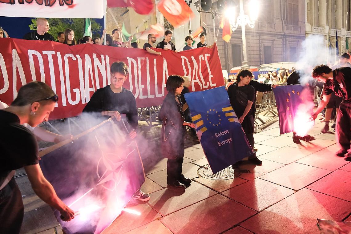 Manganellate, insulti e bandiere negate: il 25 Aprile di Torino va in frantumi
