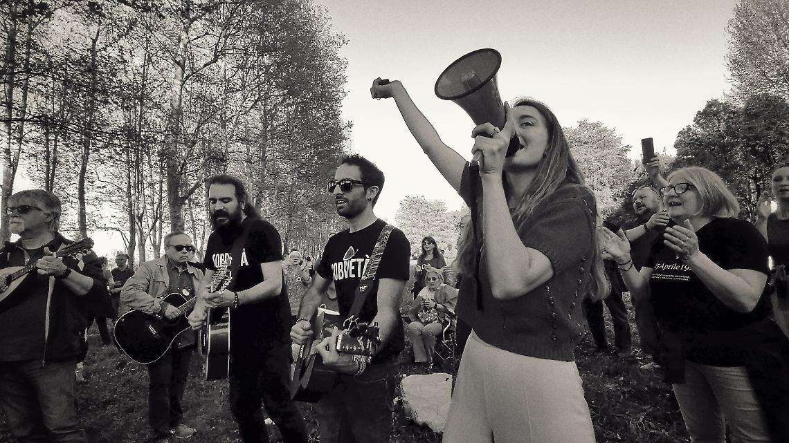 25 Aprile, Chivasso risponde con la musica e la disobbedienza ai divieti imposti da Meloni e Castello