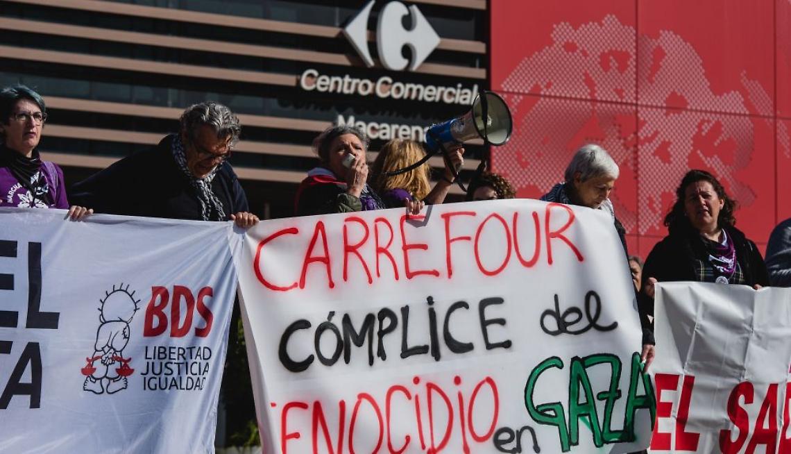 Ivrea, protesta in corso davanti al Carrefour: "Boicottiamo i complici del genocidio in Palestina"
