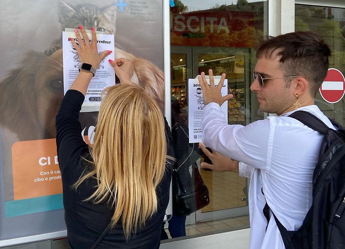 Ivrea, protesta in corso davanti al Carrefour: "Boicottiamo i complici del genocidio in Palestina"