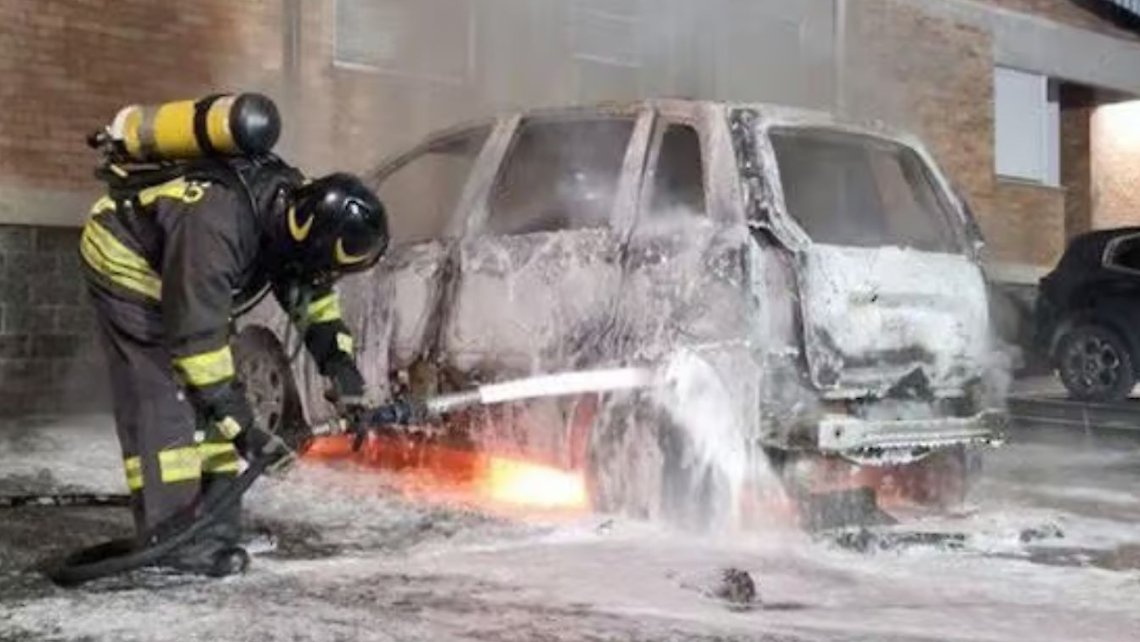  San Benigno, auto in fiamme sulla Provinciale: illeso il conducente, strada chiusa per ore